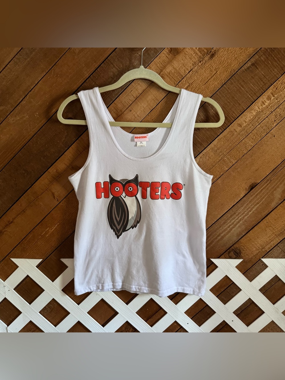 Hooters white tank top size XL